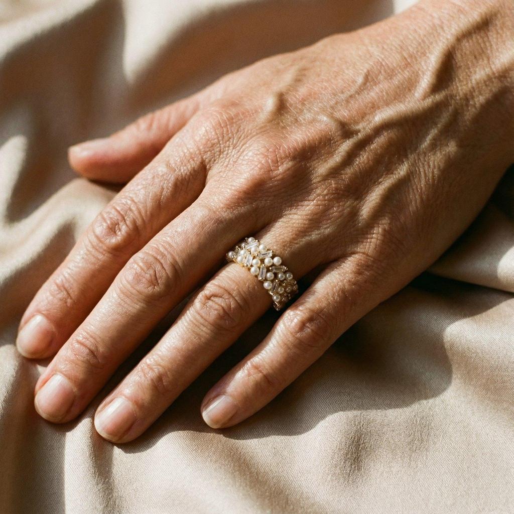 Verstellbarer Retro-Ring mit Perlen und goldenen Kristallen