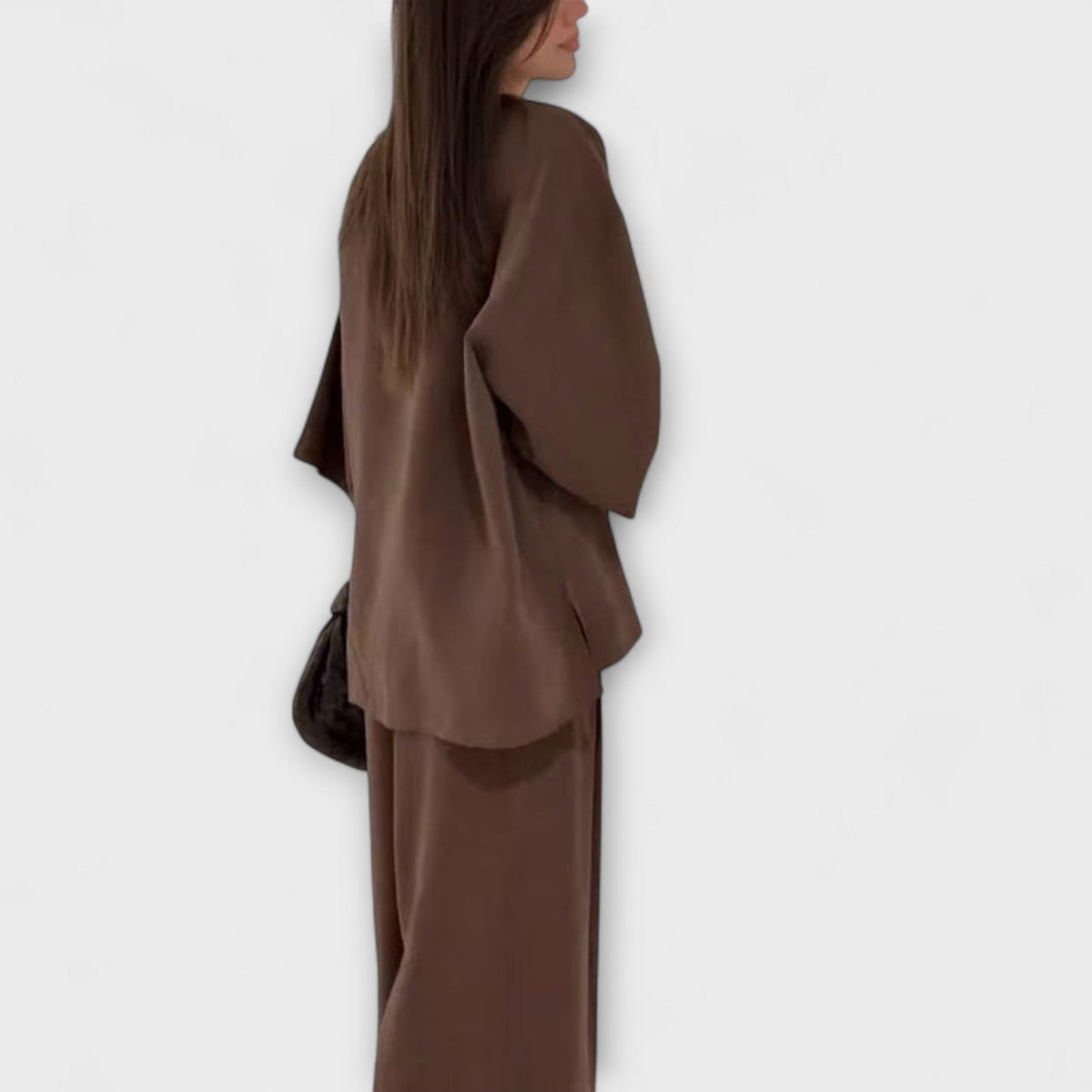 Jacqueline - Ensemble Marron avec Haut Col V et Pantalon