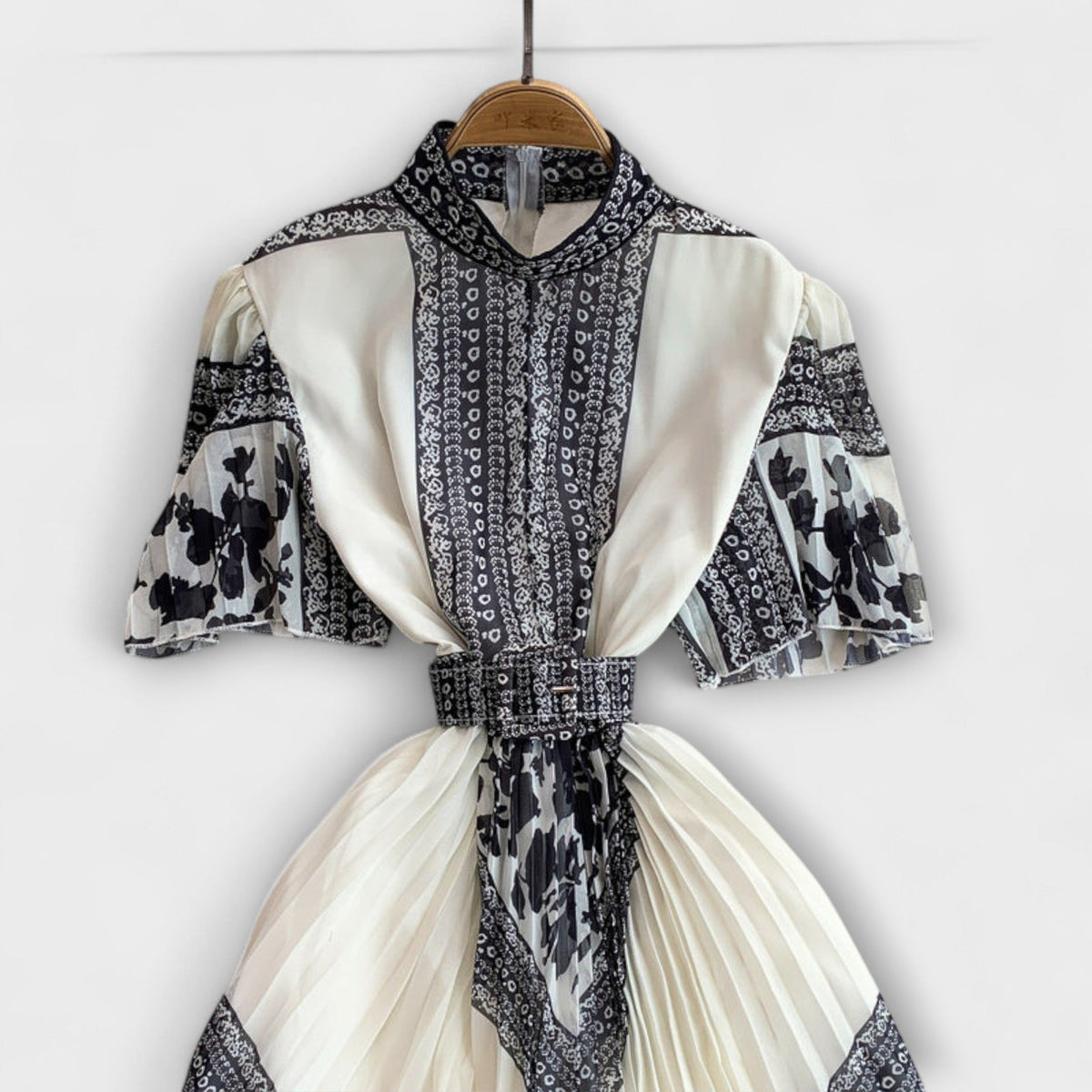 Delilah - Robe Vintage Rouge et Blanche à Col Montant