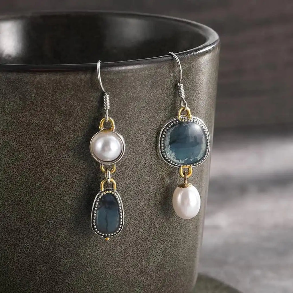 Asymmetrische Ohrringe mit blauen Steinen und Perle