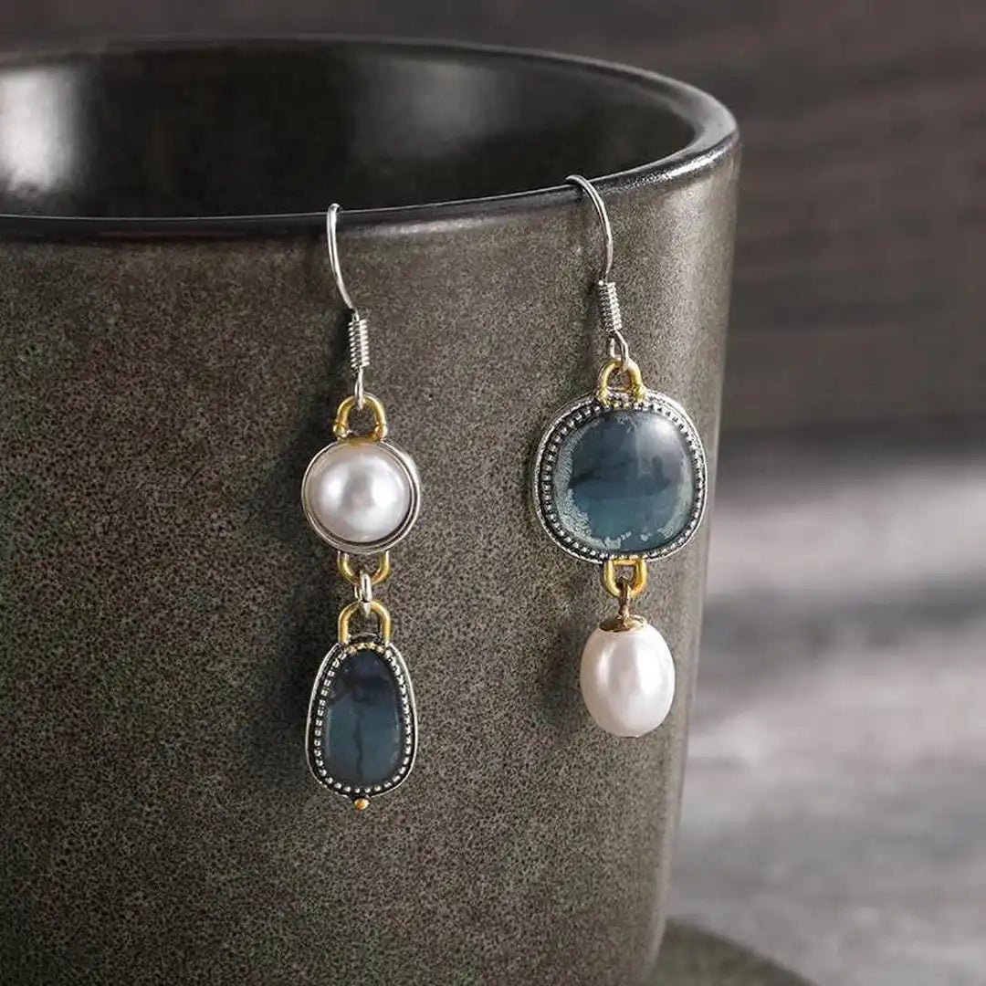 Asymmetrische Ohrringe mit blauen Steinen und Perle